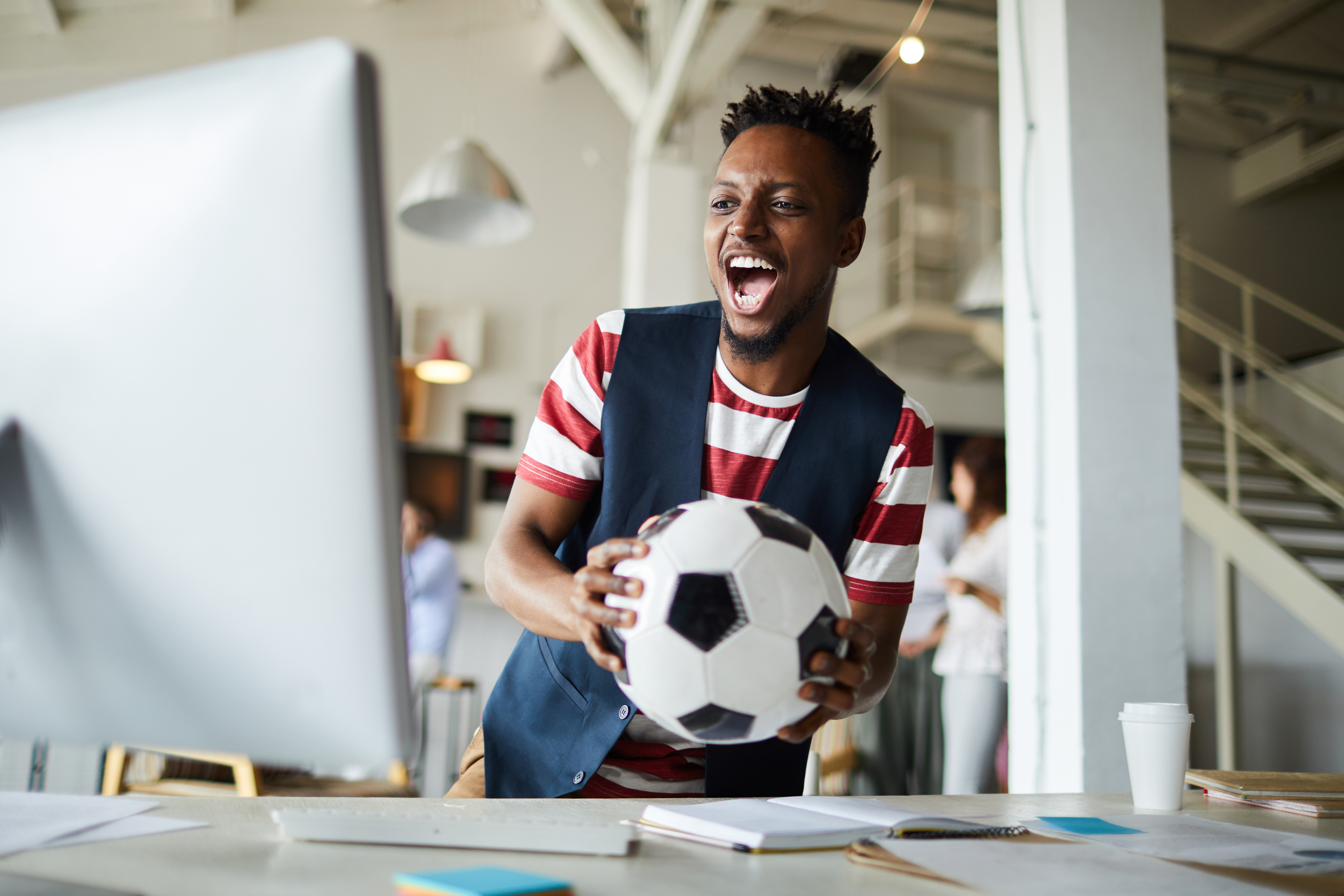 homem negro com bola na mão torcedor de futebol