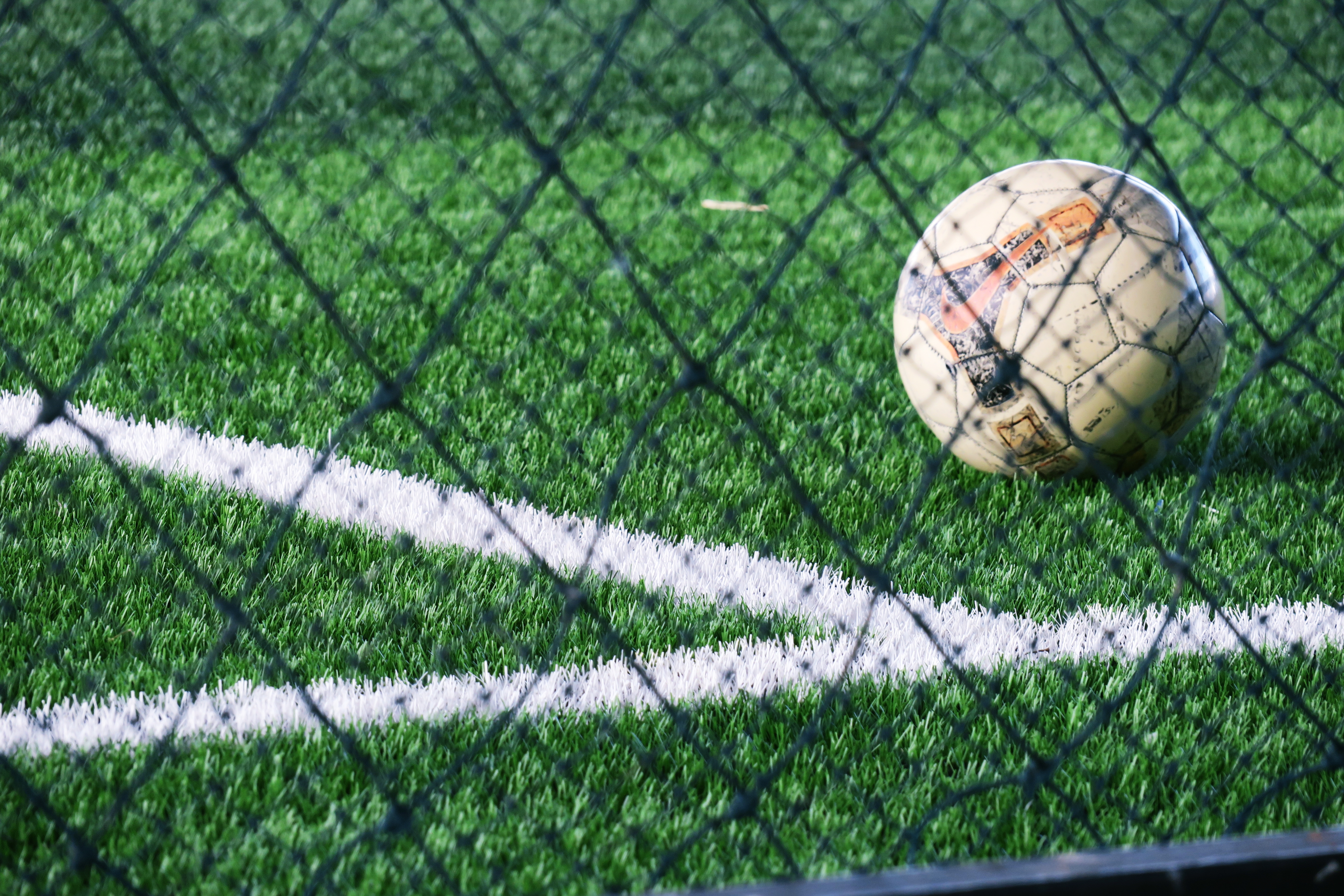 Uma bola em campo para chamar a atenção dos apaixonados pelo futebol para uma alternativa mais estratégica e menos arriscada para quem já domina as múltiplas: as apostas de sistema