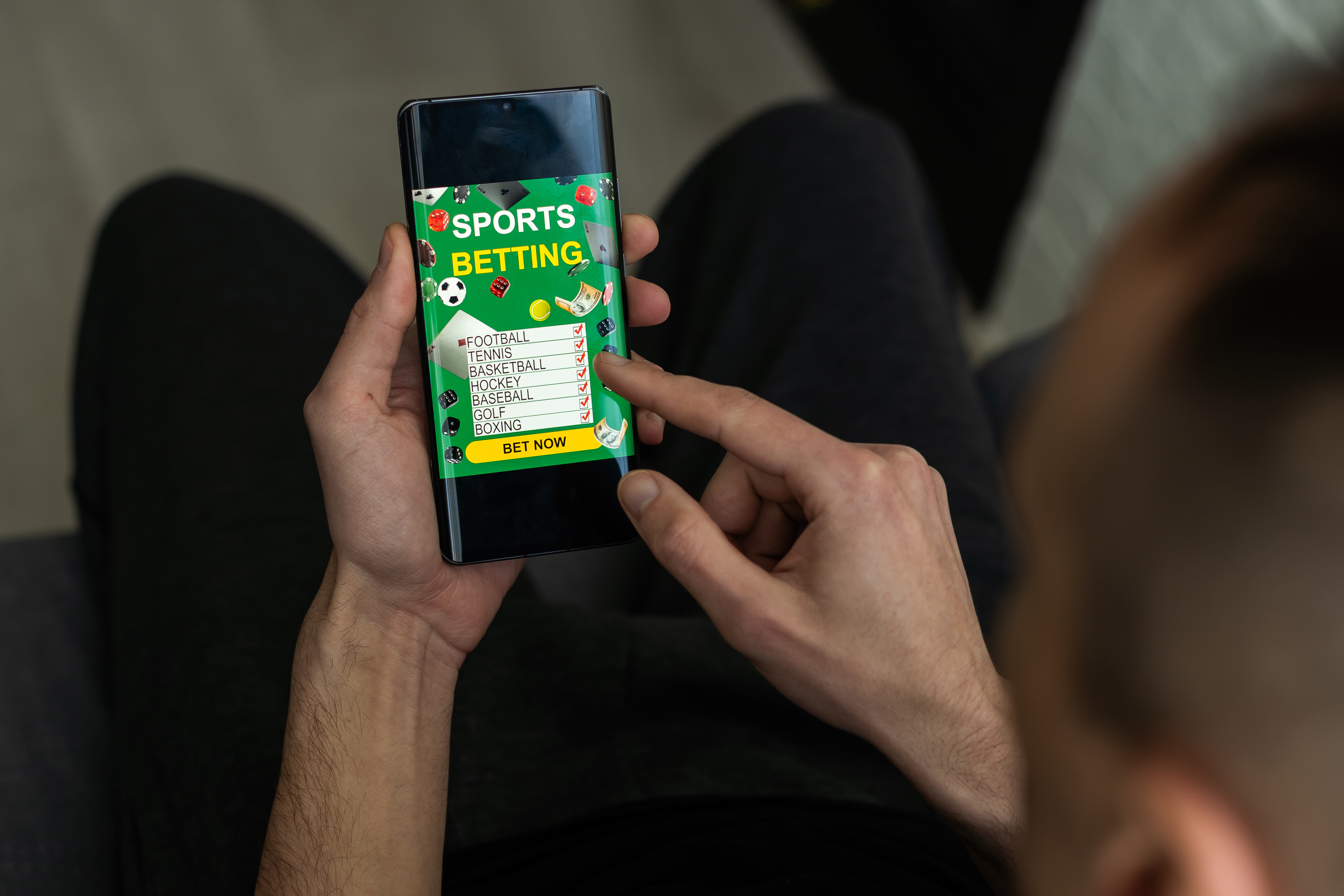 Homem usando o celular para acessar site de apostas Betano e jogar o jogo virtual do Brasileirão o Brasileirão virtual