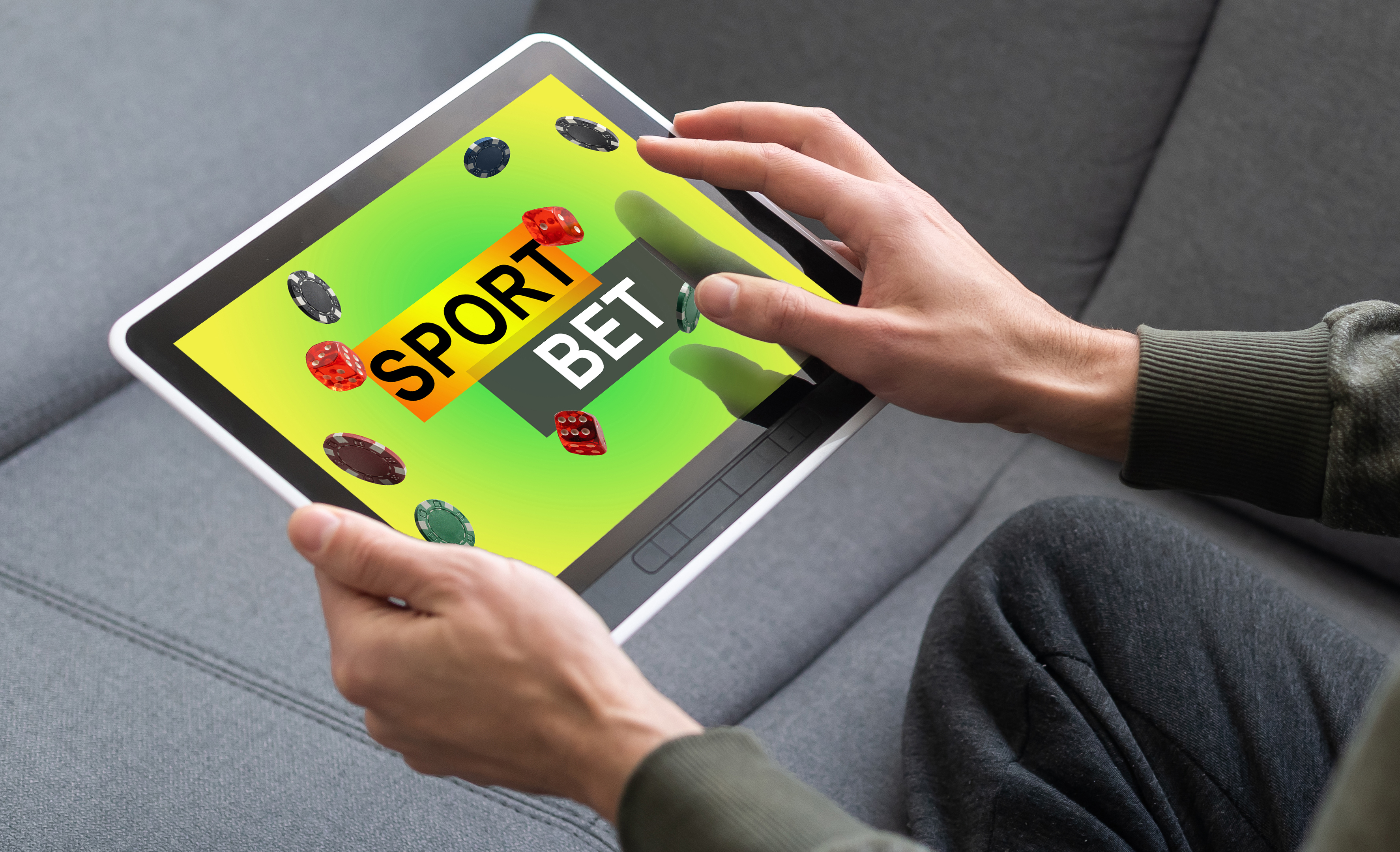 Cassino online de jogos de azar, conceito de apostas na Internet, tela verde. smartphone com fichas de pôquer, dados, em site procurando o que é rollover nas apostas