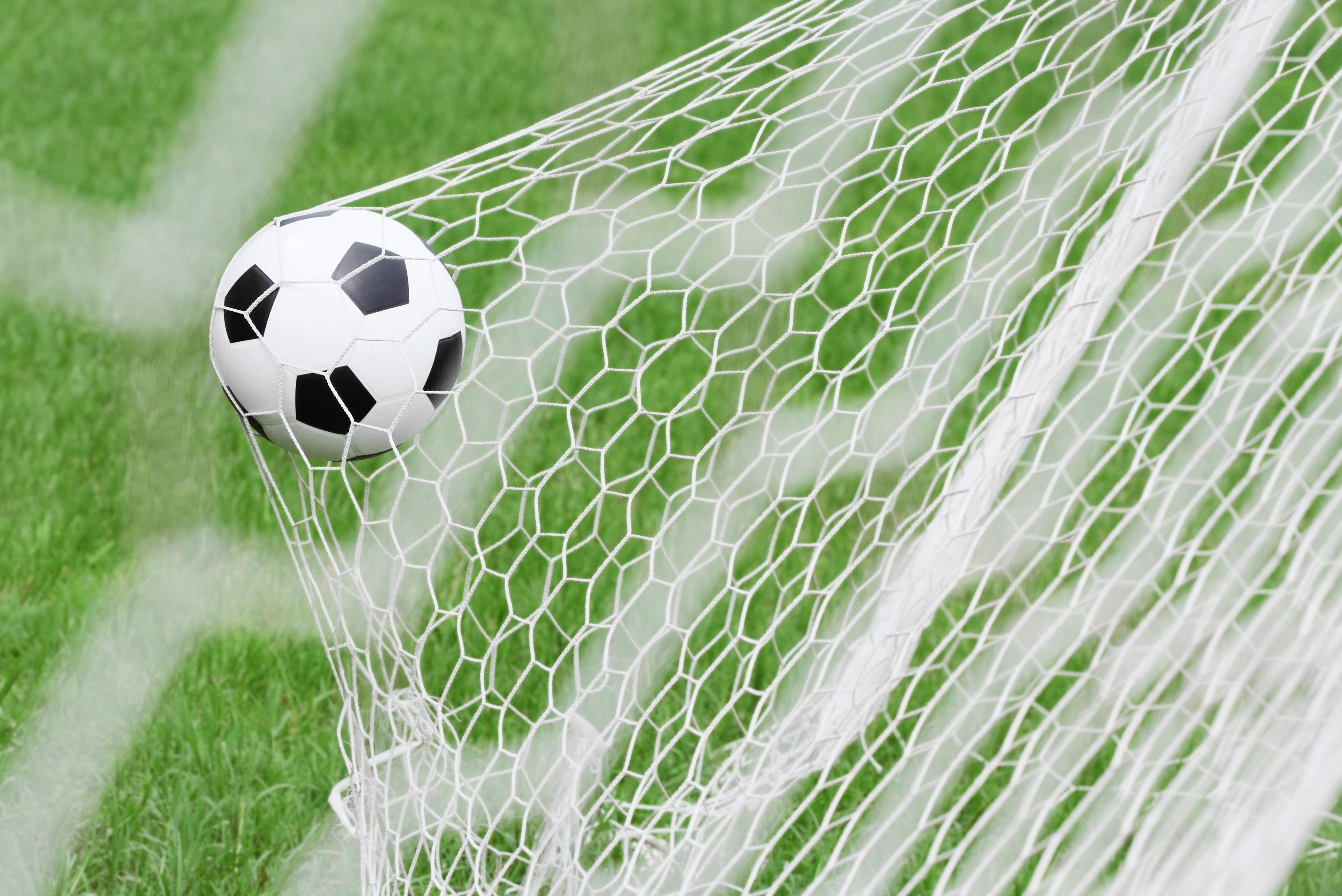 Bola de futebol entrando na rede e marcando gol / palpites futebol hoje com odds da Copa do Brasil