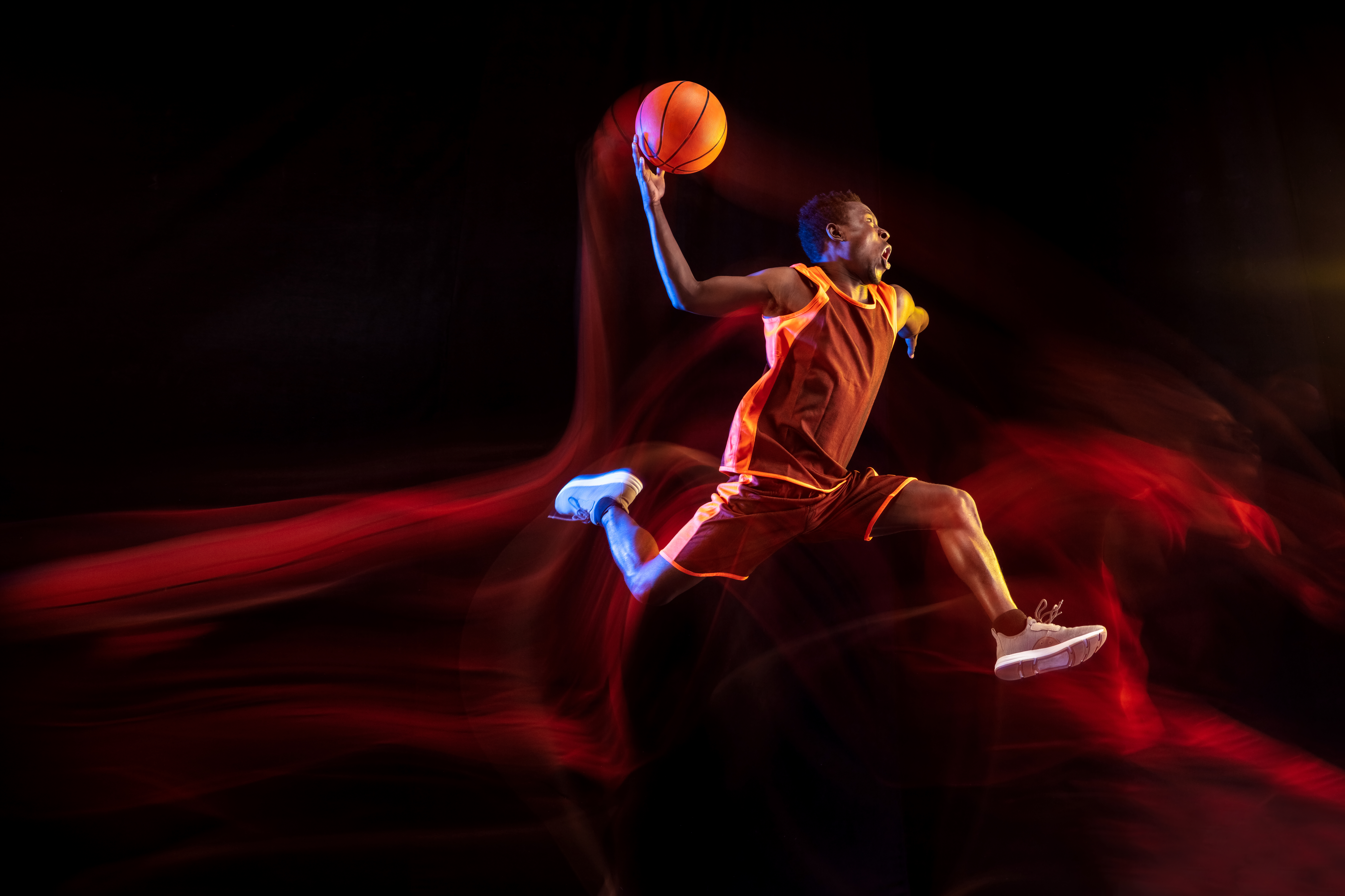 Jogador de basquete pulando, prestes a enterrar a bola. Capa para o artigo "Basquete NBB 20252026 – Onde assistir, regulamento e favoritos".